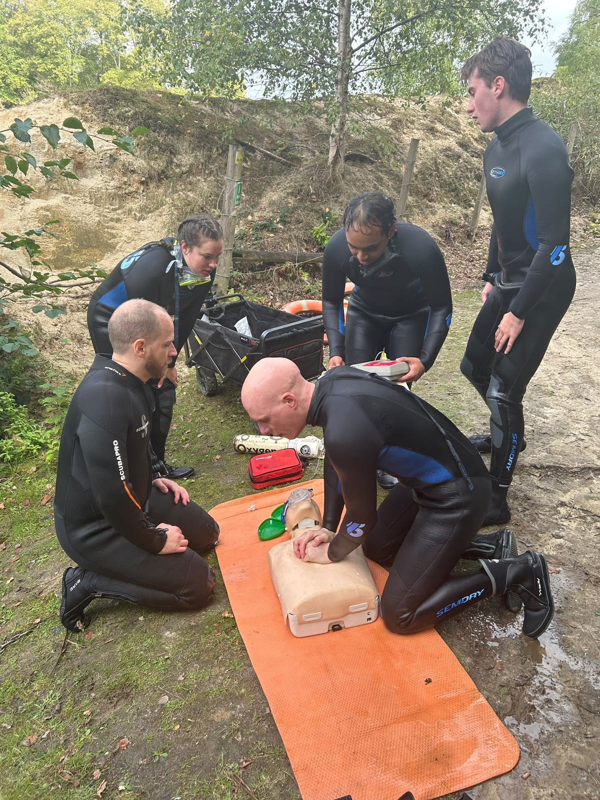 Congratulations to Alexander, Ryan, Joshin, Harriet and Byron on completing Rescue Diver